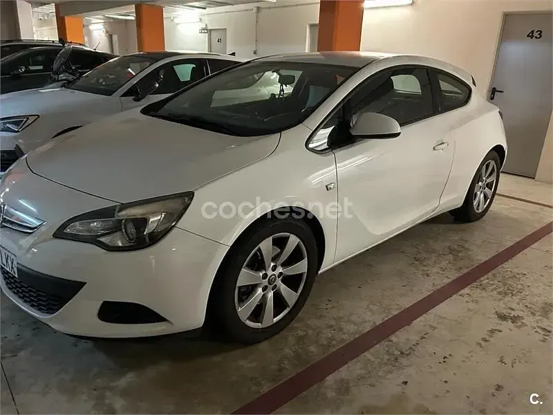 Usado Opel Astra GTC Selective 140 CV (102 kW) 2012 Blanco Berlina