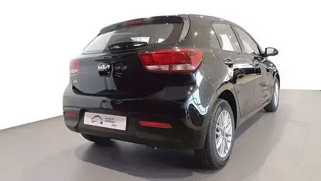Usado Kia Rio 84 CV (61 kW) 2023 Negro