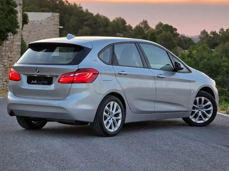 Usado BMW 225 Active Tourer iPerformance 224 CV (164 kW) 2017 Gris / plata Monovolumen