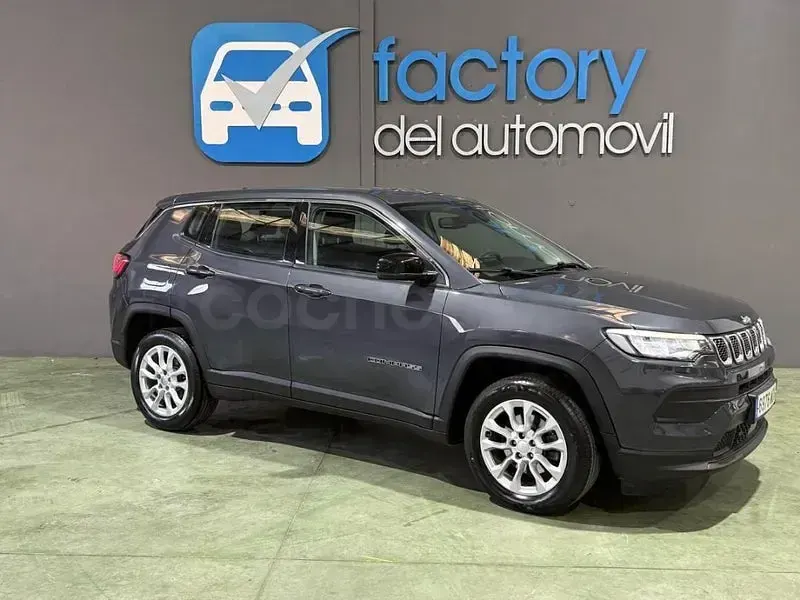 Usado Jeep Compass Night Eagle 130 CV (95 kW) 2023 Gris / plata SUV