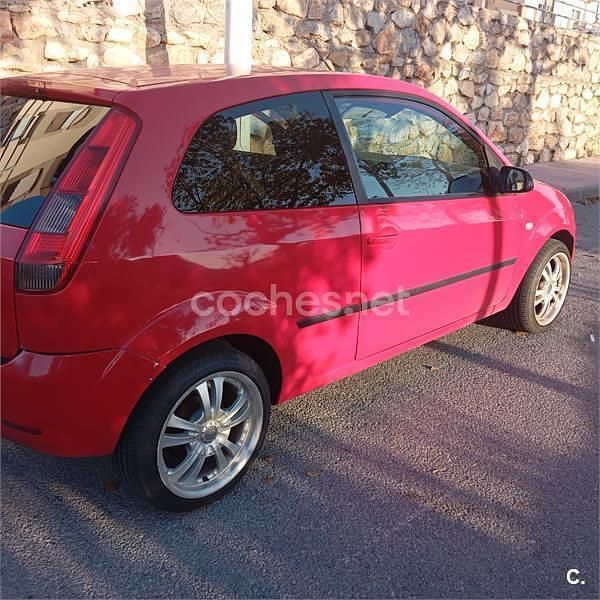 Rojo Usado 2005 Ford Fiesta Trend Utilitario | 2200 € (Precio justo) - Imagen 1/4