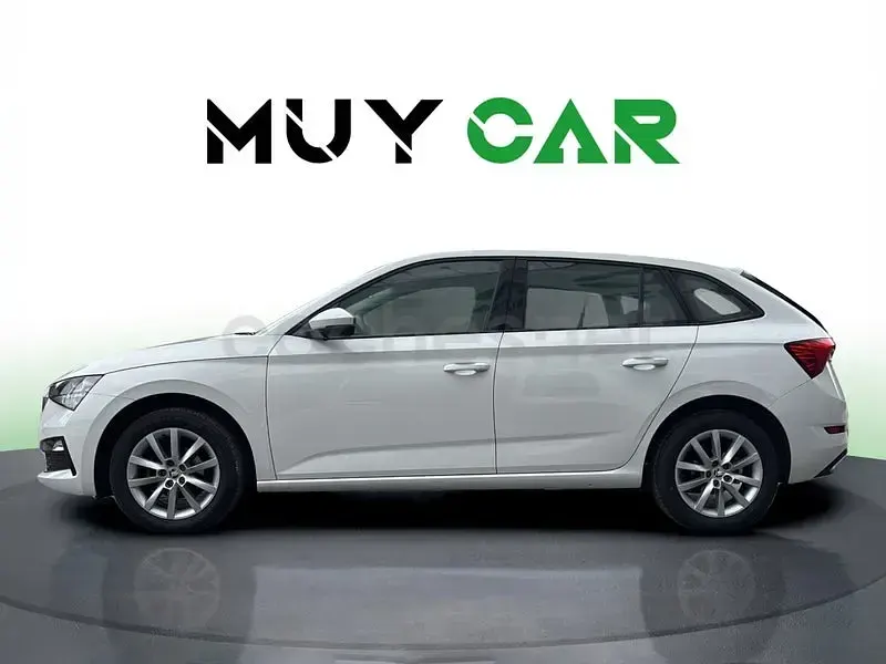 Usado Skoda Scala Active 95 CV (69 kW) 2022 Blanco Utilitario