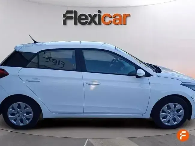 Usado Hyundai i20 84 CV (61 kW) 2017 Blanco Berlina