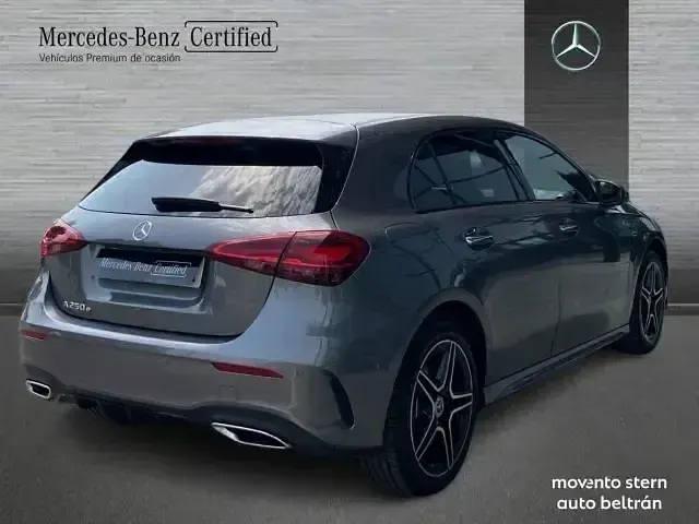 Usado Mercedes A250 Advanced 218 CV (160 kW) 2025 Gris / plata Berlina