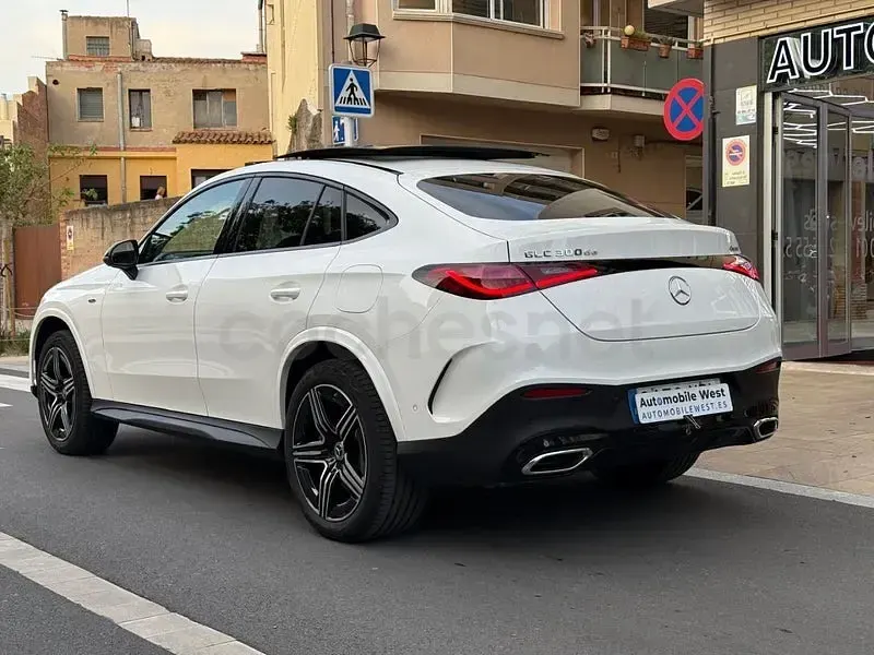 Usado Mercedes GLC300e 333 CV (244 kW) 2025 Blanco Coupe