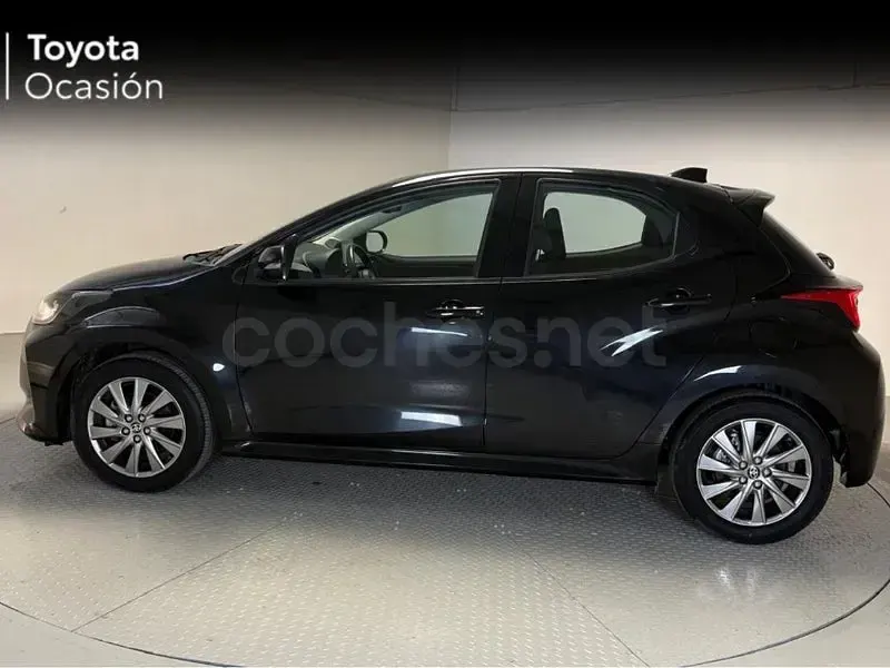 Usado Toyota Yaris Hybrid Active 116 CV (85 kW) 2024 Negro Berlina