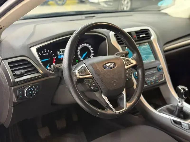 Usado Ford Mondeo Trend 120 CV (88 kW) 2018 Gris / plata Familiar