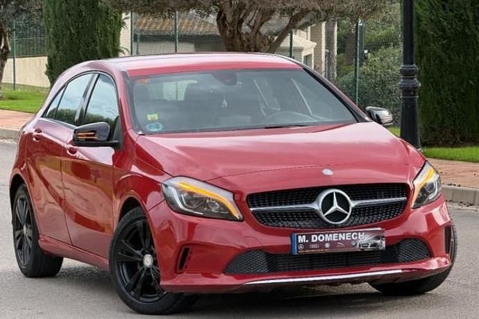 Usado Mercedes A180 122 CV (89 kW) 2017 Rojo Berlina
