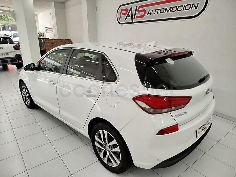 Usado Hyundai i30 Style 140 CV (102 kW) 2018 Blanco Berlina