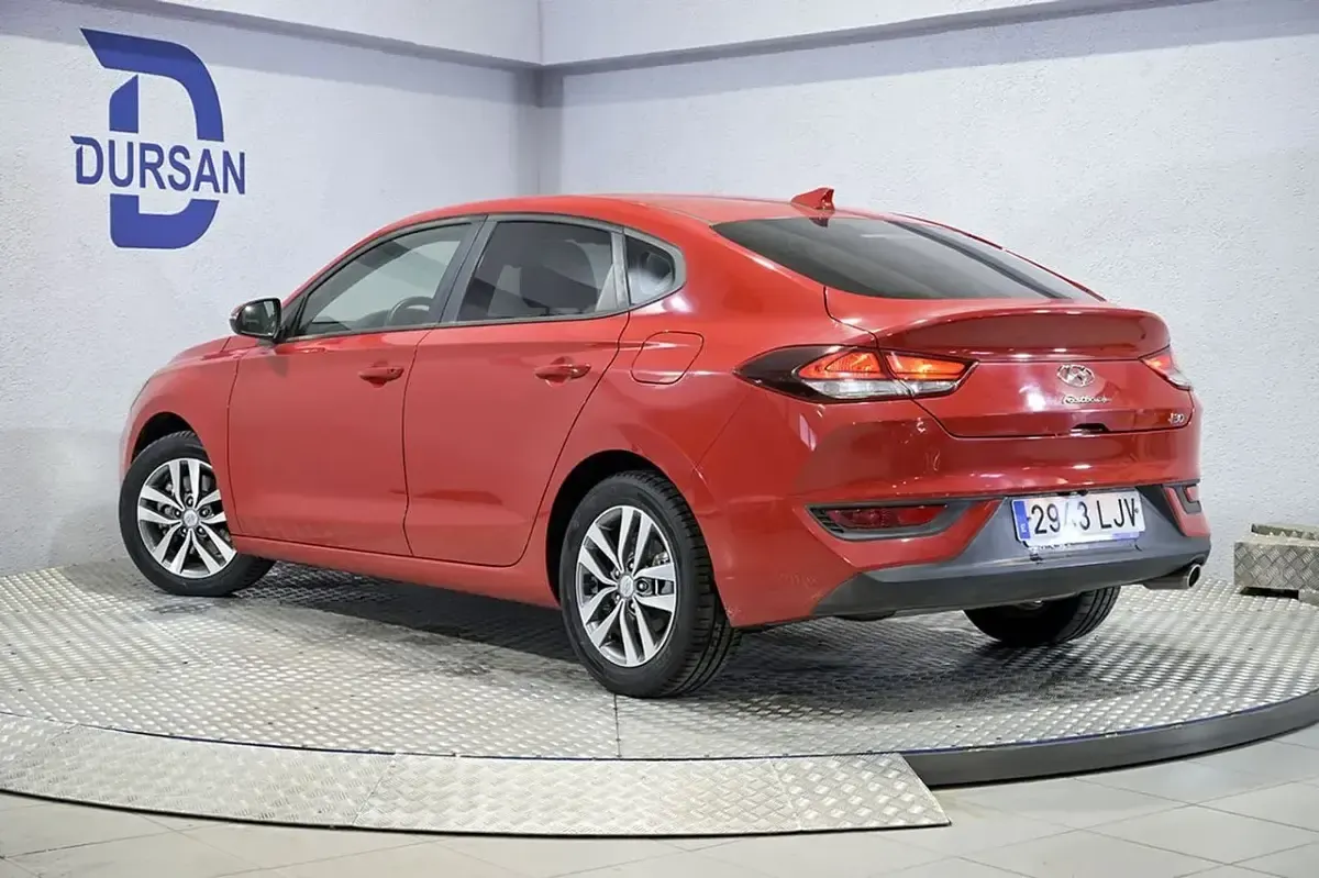 Usado Hyundai i30 120 CV (88 kW) 2020 Rojo Berlina