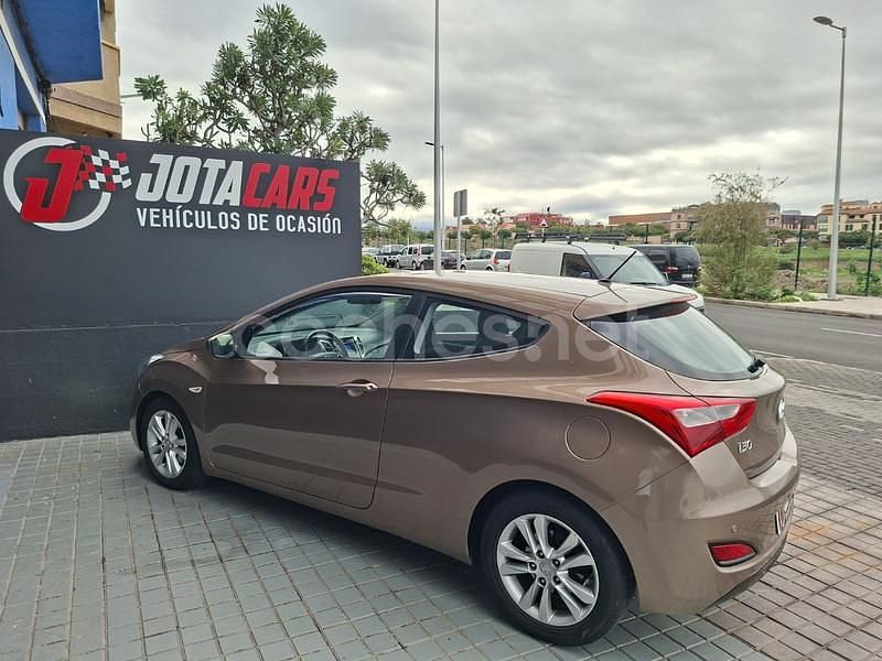 Usado Hyundai i30 Base 100 CV (73 kW) 2014 Marrón Berlina