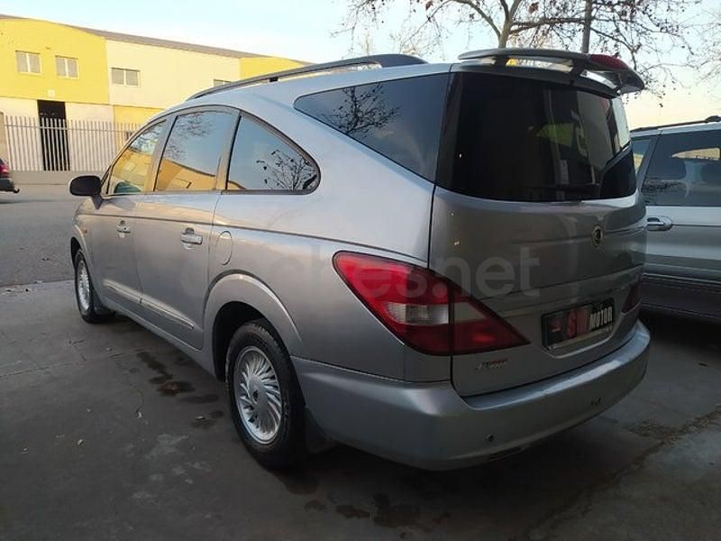 Usado Ssangyong (KGM) Rodius Limited 165 CV (121 kW) 2005 Gris / plata Monovolumen