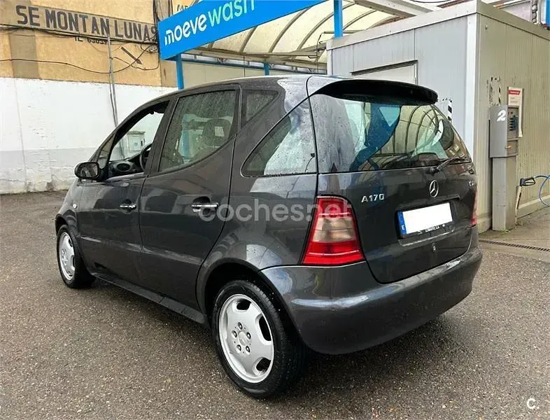 Usado Mercedes A170 Classic 90 CV (66 kW) 1999 Gris / plata Monovolumen