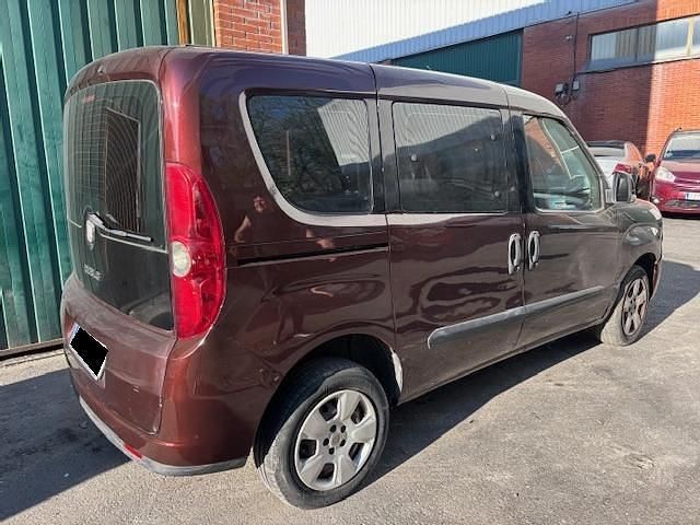 Usado Fiat Doblò Dynamic 90 CV (66 kW) 2011 Burdeos Monovolumen