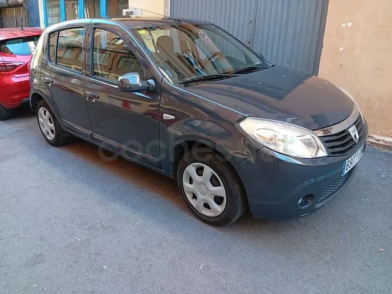 Usado Dacia Sandero Ambiance 75 CV (55 kW) 2009 Violeta / lila Berlina