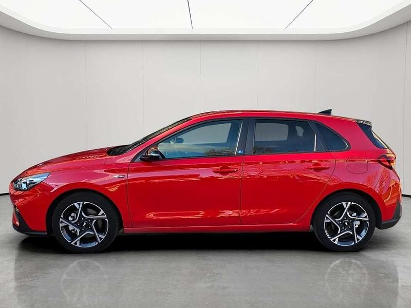 Usado Hyundai i30 N Line 120 CV (88 kW) 2024 Rojo Berlina