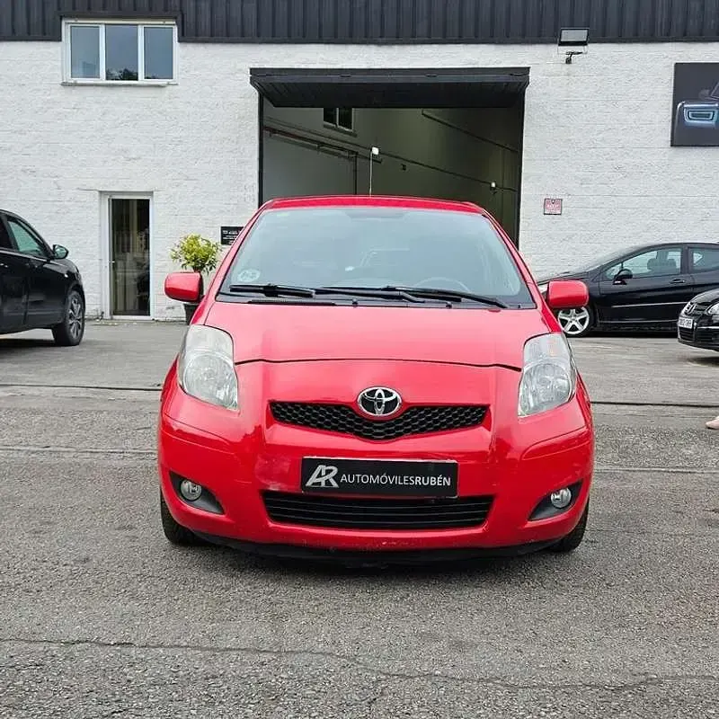 Usado Toyota Yaris Active 90 CV (66 kW) 2009 Rojo Utilitario