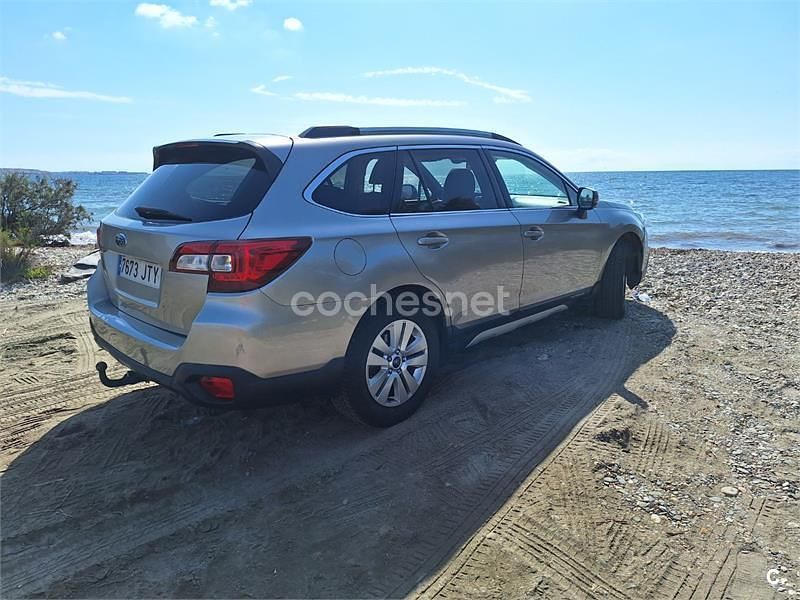Usado Subaru Outback 150 CV (110 kW) 2017 Gris / plata Familiar