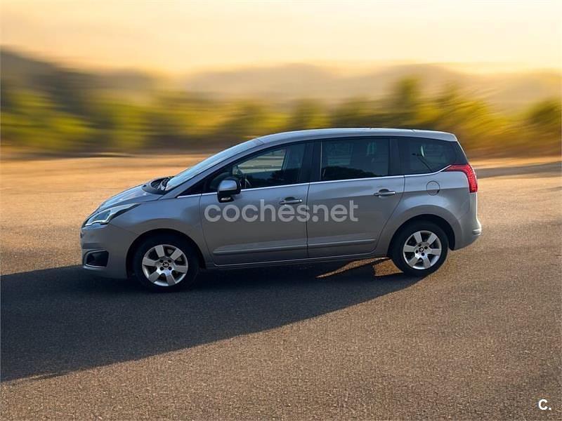 Usado Peugeot 5008 Active 120 CV (88 kW) 2015 Gris / plata Monovolumen