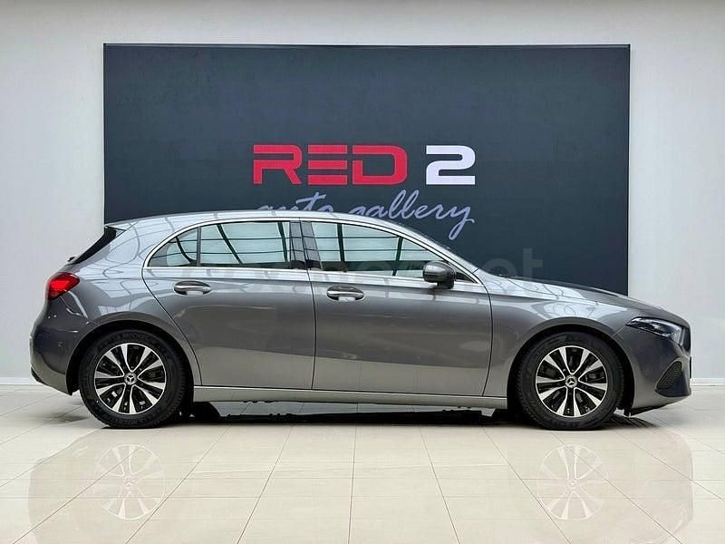 Usado Mercedes A180 136 CV (100 kW) 2023 Gris / plata Berlina