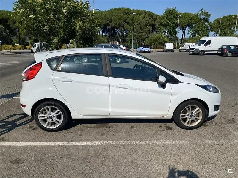 Usado Ford Fiesta Trend 95 CV (69 kW) 2016 Blanco Utilitario