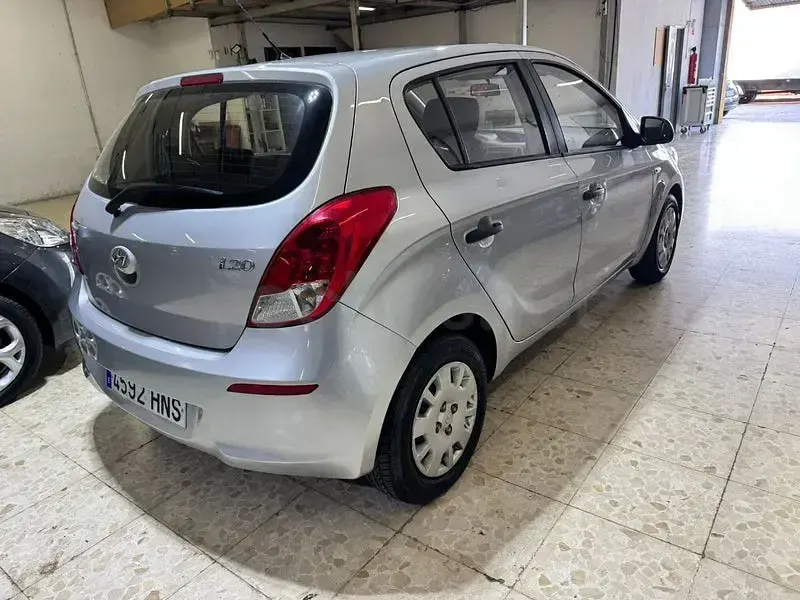 Usado Hyundai i20 85 CV (62 kW) 2013 Gris / plata Utilitario