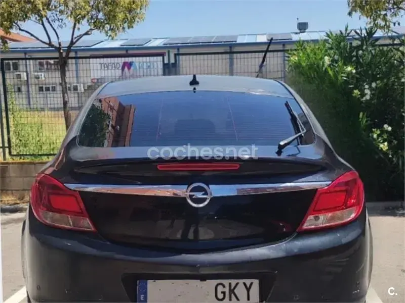 Usado Opel Insignia Sport 130 CV (95 kW) 2010 Negro Berlina