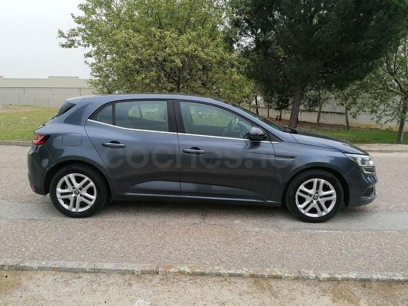 Usado Renault Mégane IV Business 90 CV (66 kW) 2018 Gris / plata Berlina