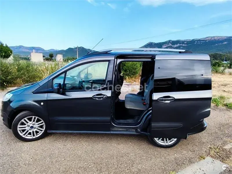 Usado Ford Tourneo Courier Titanium 100 CV (73 kW) 2017 Gris / plata Monovolumen