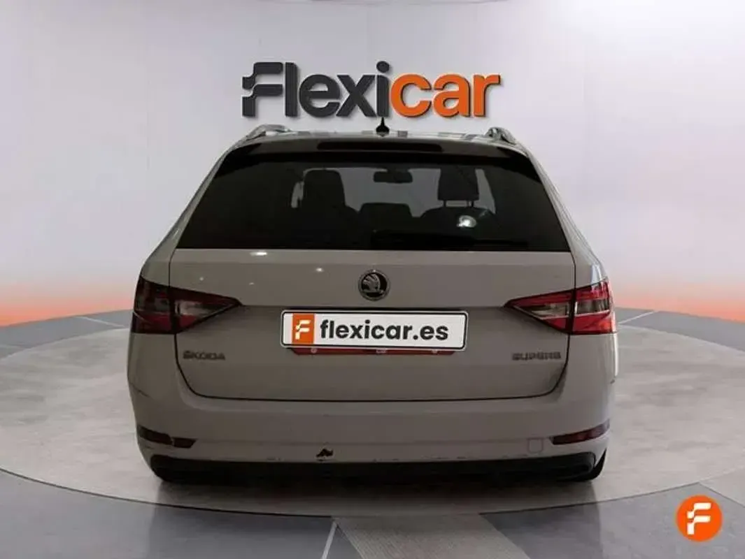 Usado Skoda Superb Style 150 CV (110 kW) 2016 Blanco Familiar