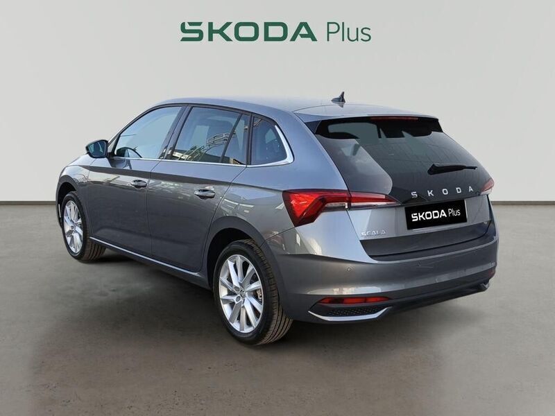 Usado Skoda Scala Selection 115 CV (84 kW) 2024 Gris Utilitario