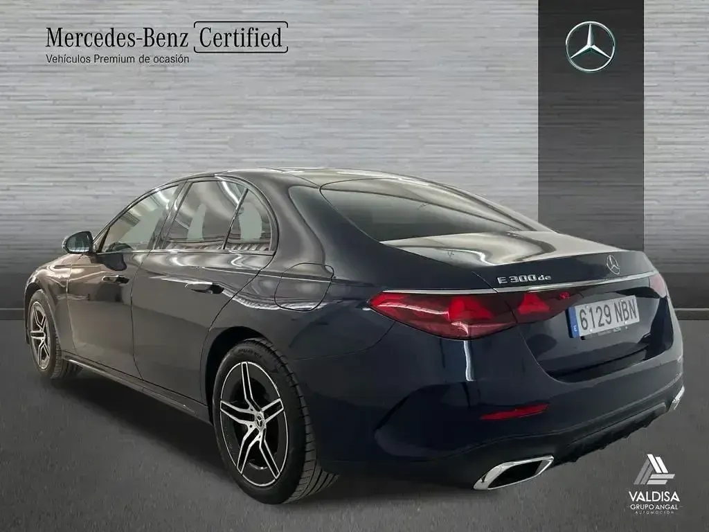 Usado Mercedes E300 AMG line 313 CV (230 kW) 2025 Azul Familiar