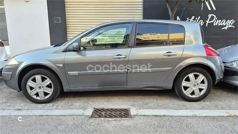 Usado Renault Mégane Dynamique 80 CV (58 kW) 2005 Gris / plata Berlina