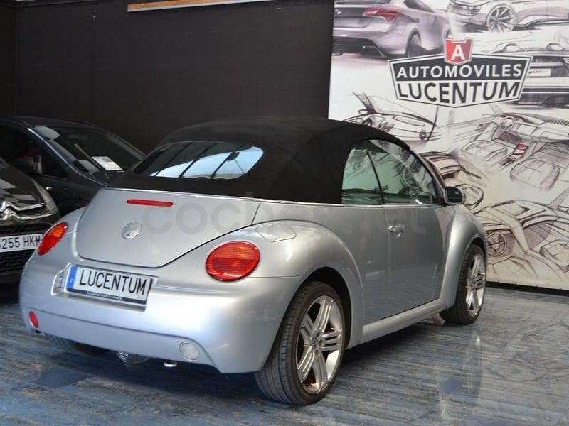Usado VW New Beetle 102 CV (75 kW) 2005 Gris / plata Utilitario
