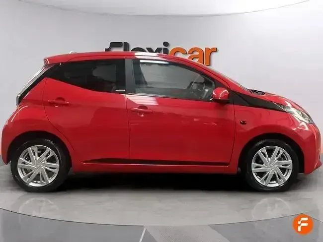 Usado Toyota Aygo X-play 69 CV (50 kW) 2017 Rojo Utilitario