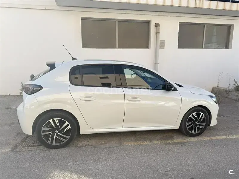 Usado Peugeot 208 Allure 100 CV (73 kW) 2022 Blanco Utilitario
