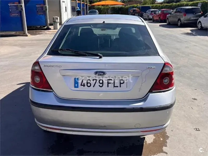 Usado Ford Mondeo Ghia 130 CV (95 kW) 2007 Gris / plata Berlina