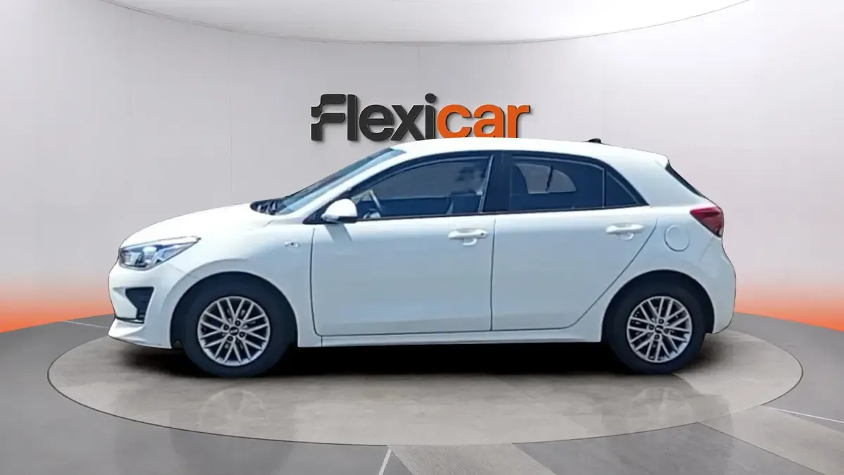 Usado Kia Rio 84 CV (61 kW) 2021 Blanco Berlina