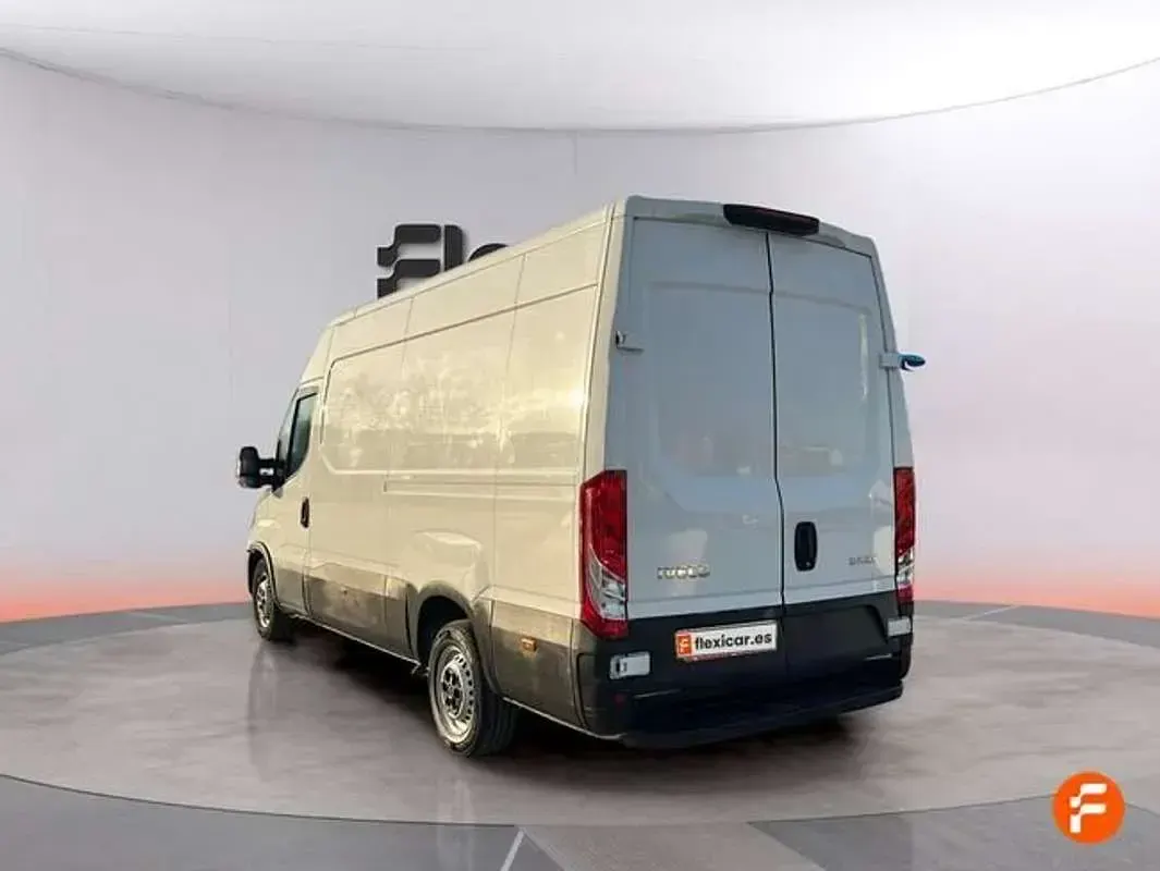Usado Iveco Daily 156 CV (114 kW) 2023 Blanco Van