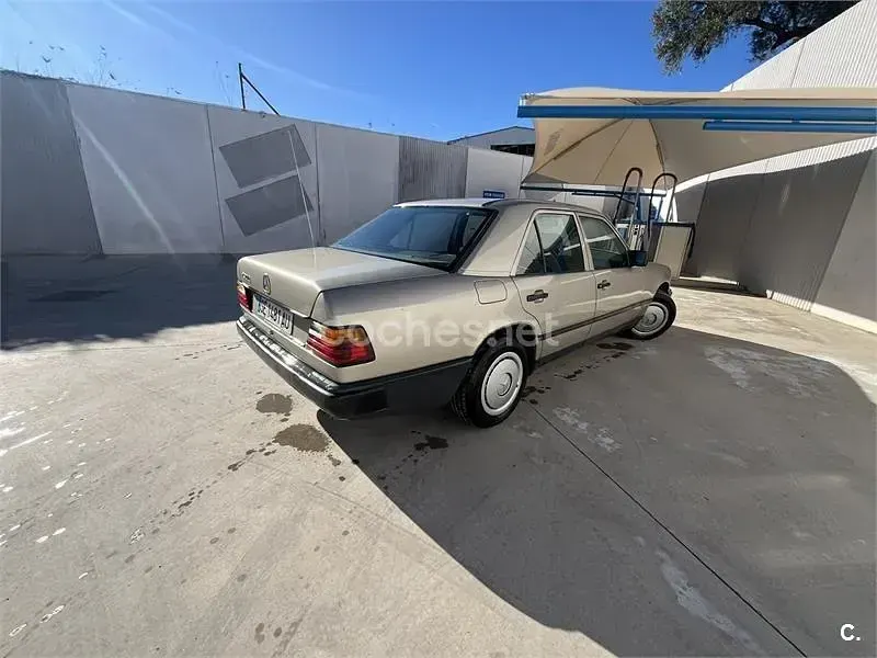 Usado Mercedes 200 132 CV (97 kW) 1988 Beige Berlina