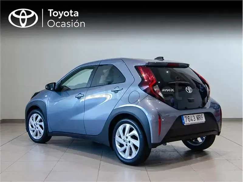 Usado Toyota Aygo X Play 72 CV (52 kW) 2024 Gris / plata SUV