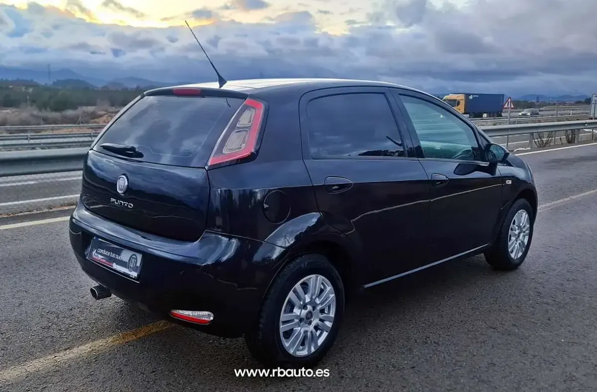 Usado Fiat Punto Pop 77 CV (56 kW) 2014 Negro Utilitario