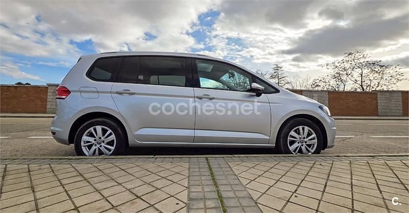 Usado VW Touran Advance 150 CV (110 kW) 2021 Gris / plata Monovolumen