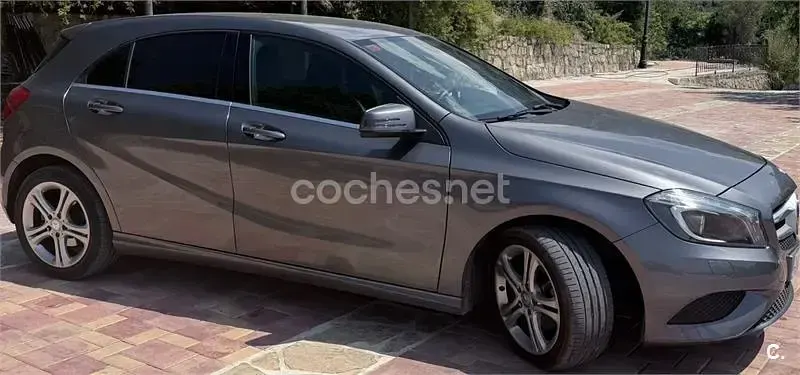 Usado Mercedes A200 Urban 136 CV (100 kW) 2013 Gris / plata Berlina