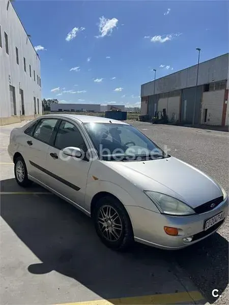 Usado Ford Focus Ghia 100 CV (73 kW) 1999 Gris / plata Berlina
