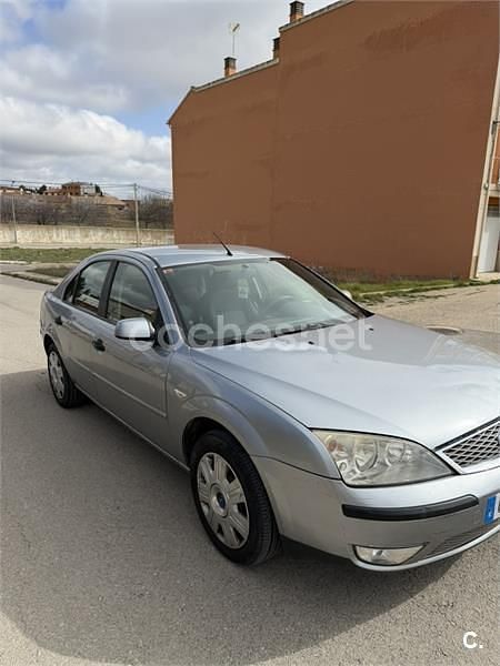 Usado Ford Mondeo Ambiente 115 CV (84 kW) 2005 Gris / plata Berlina