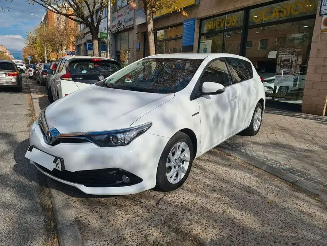 Usado Toyota Auris Hybrid Active 136 CV (100 kW) 2017 Blanco Berlina