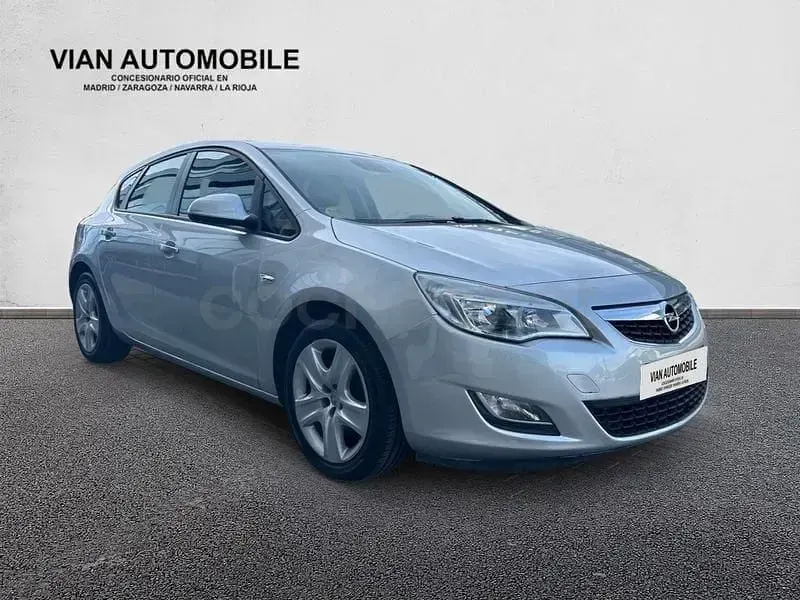 Usado Opel Astra Enjoy 95 CV (69 kW) 2012 Gris / plata Berlina