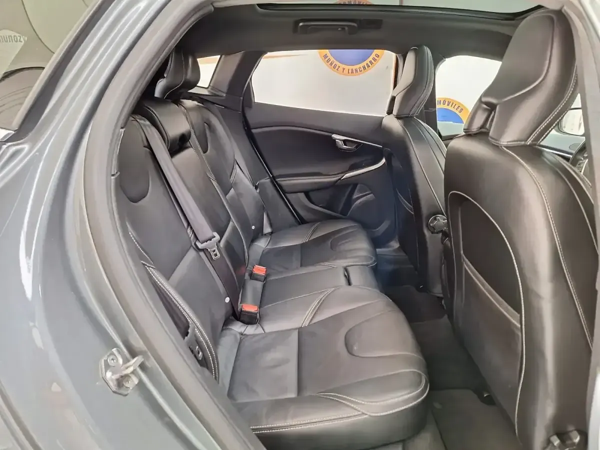 Usado Volvo V40 R-Design Momentum 150 CV (110 kW) 2018 Gris Familiar