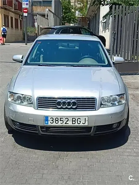 Usado Audi A4 130 CV (95 kW) 2001 Gris / plata Berlina